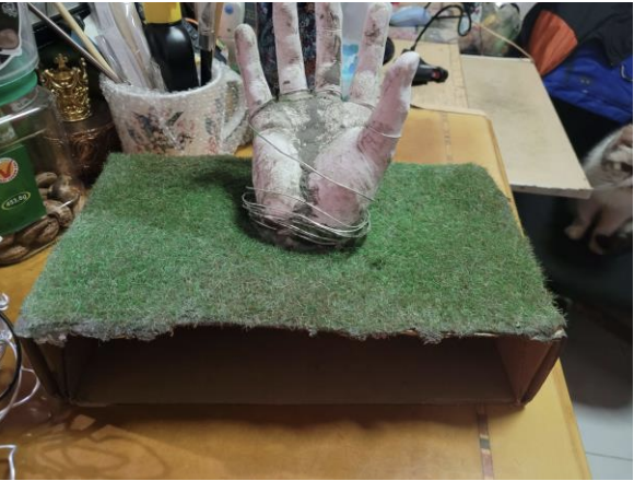 Use of grass and wires in Amare.